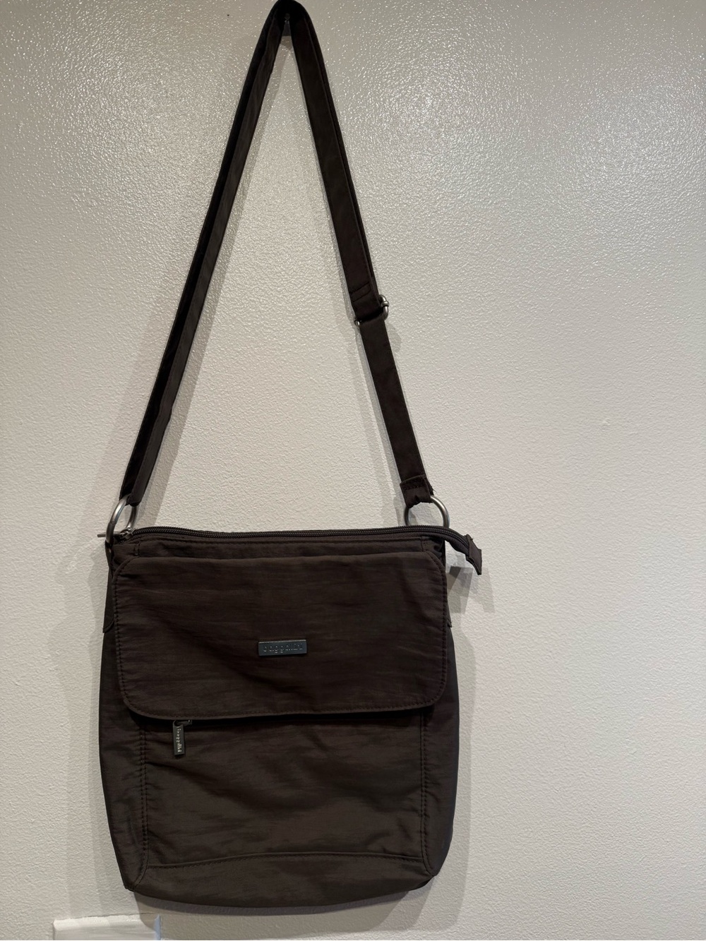 Baggallini Messenger Bag in Taupe
